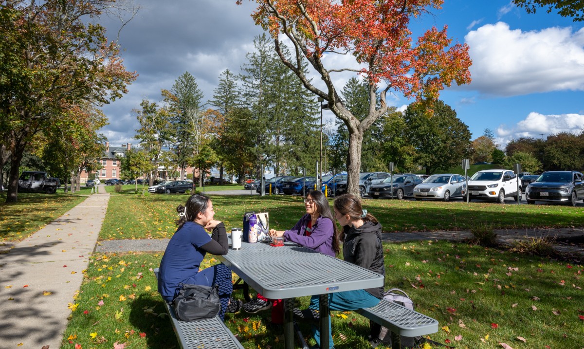 tuftsvet's tweet photo. Enjoying fall on campus. 
Leaves aren't quite as brilliant this year, but bright skies always bring smiles. 
🍂🍁🌻☀️⛅

#PawsForPeople

[📸: Jeff Poole, Cummings School of Veterinary Medicine] https://t.co/t8RTGYh2P8
