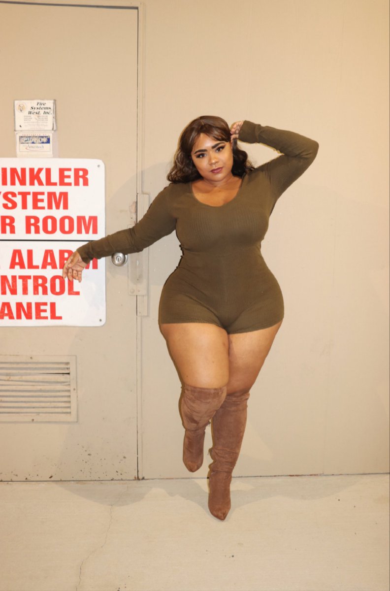 itgirlnycee's tweet image. FALLing for me yet? 🍂🤎

#explore #fallcolors #fallootd #itgirl #style #havingfun #libra #romper #boots