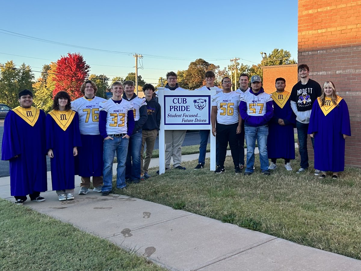 MonettR1's tweet photo. 🖐️ Happy High Five Friday! Our amazing choir and football team started their day bright and early to welcome MECC students with high fives and smiles. 🌟 https://t.co/rqnGBnHV6K