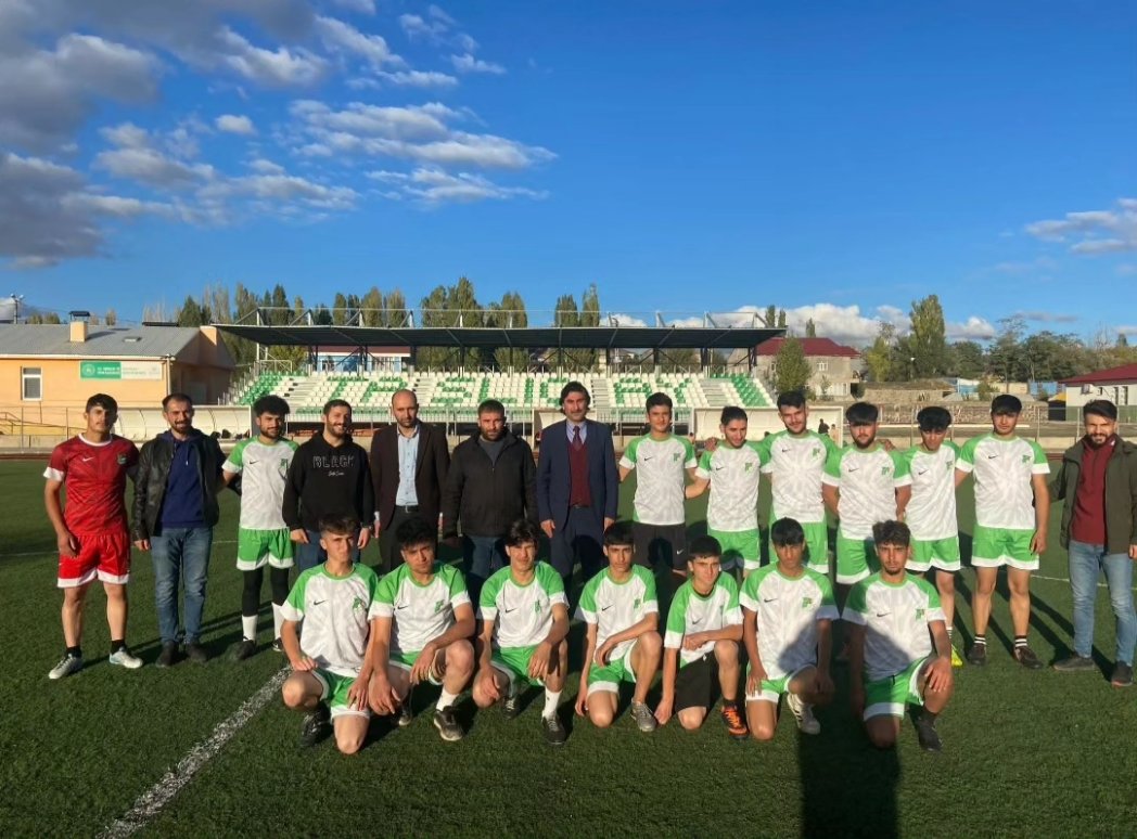 murat89sk's tweet photo. Sayın belediye başkanımız İsmet Taşdemir u 18 ligi oyuncularımıza malzeme dağıtımı yaptı 
İlçemizde futbol etkinliklerinde  kulübümüze her türlü desteği sağlayan Başkanımıza Murat 89 kulübü olara teşekkür ederiz https://t.co/qB6gR36CJq