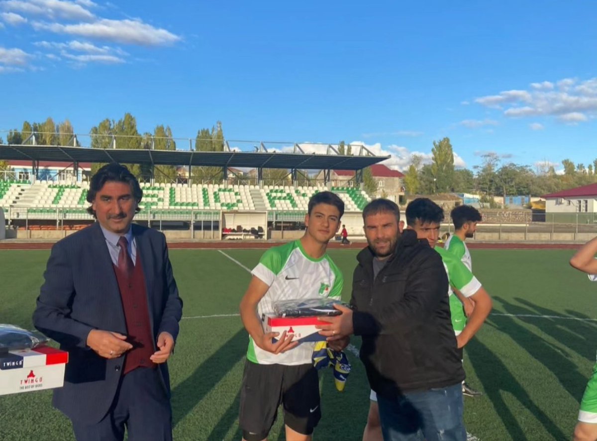 murat89sk's tweet photo. Sayın belediye başkanımız İsmet Taşdemir u 18 ligi oyuncularımıza malzeme dağıtımı yaptı 
İlçemizde futbol etkinliklerinde  kulübümüze her türlü desteği sağlayan Başkanımıza Murat 89 kulübü olara teşekkür ederiz https://t.co/qB6gR36CJq