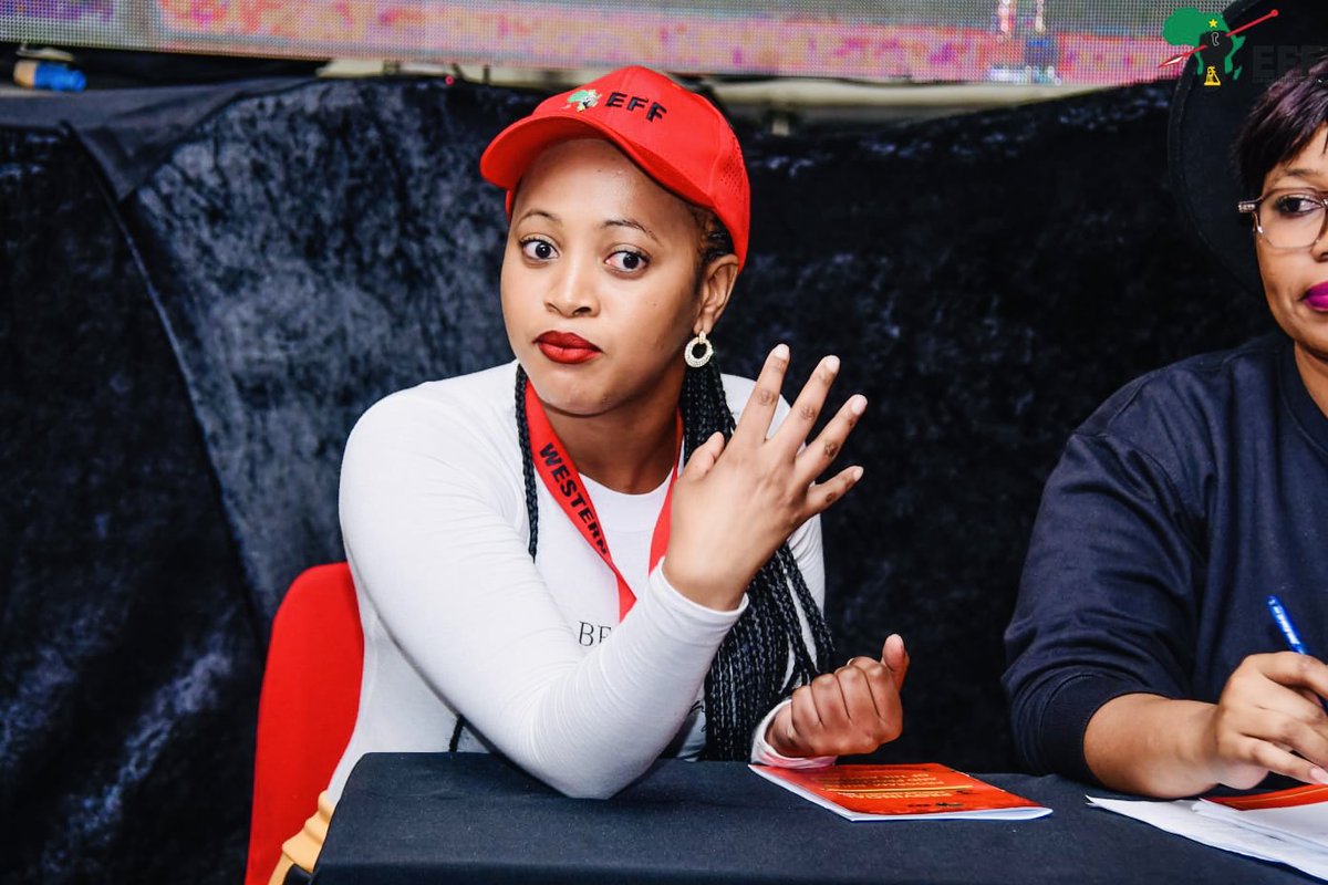 AndiswaMadikazi's tweet photo. Fighters we are not always going to be on the same page, so I forgive you for your insults when I pointing out a trouble.

Giraffe view🦒 https://t.co/3JYe0DU93j
