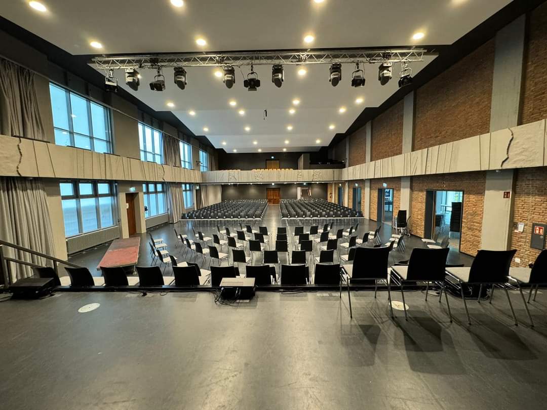 Morgenochtend vroeg uit de veren…We reizen af naar Mannheim! Zondag geven we ons concert in het prachtige Kulturhaus Mannheim Käfertal samen met de Mannheimer Bläserphilharmonie. De stoelen staan al klaar zo te zien 😉.