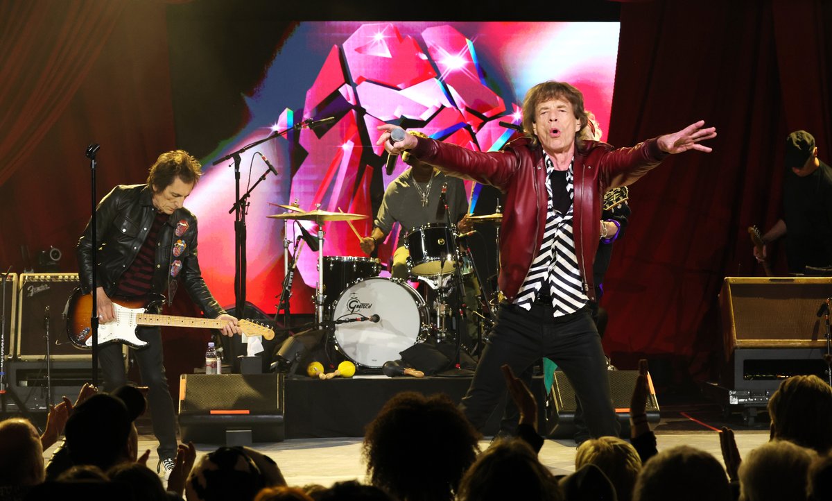 RollingStone's tweet photo. Celebrities, music industry insiders, and media folks crowded into a 600-seat club in New York City Thursday night for an epic @RollingStones album release party and performance.  

Here's what went down: https://t.co/bOu0AMfFbY https://t.co/tYuT0uInjJ