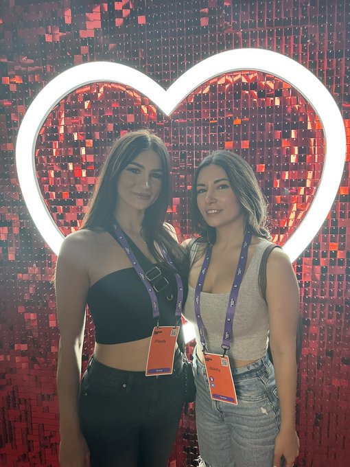 At TwitchCon with my wifey - come say hi ? https://t.co/jMsaBRwRn0