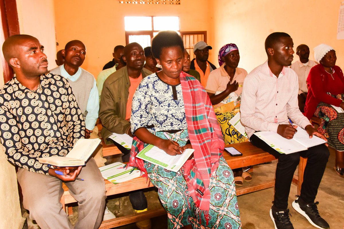 AdecorRwanda's tweet photo. Discussions workshop with community leaders on gaps, challenges, and solutions in regard to sustainable food systems. The workshop was organized by @AdecorRwanda through
#GF4CS Project. funded by #Belgium #DGDC @rikolto. The project is working @RwandaWest @RubavuDistrict. https://t.co/PFuZ3ctvTO