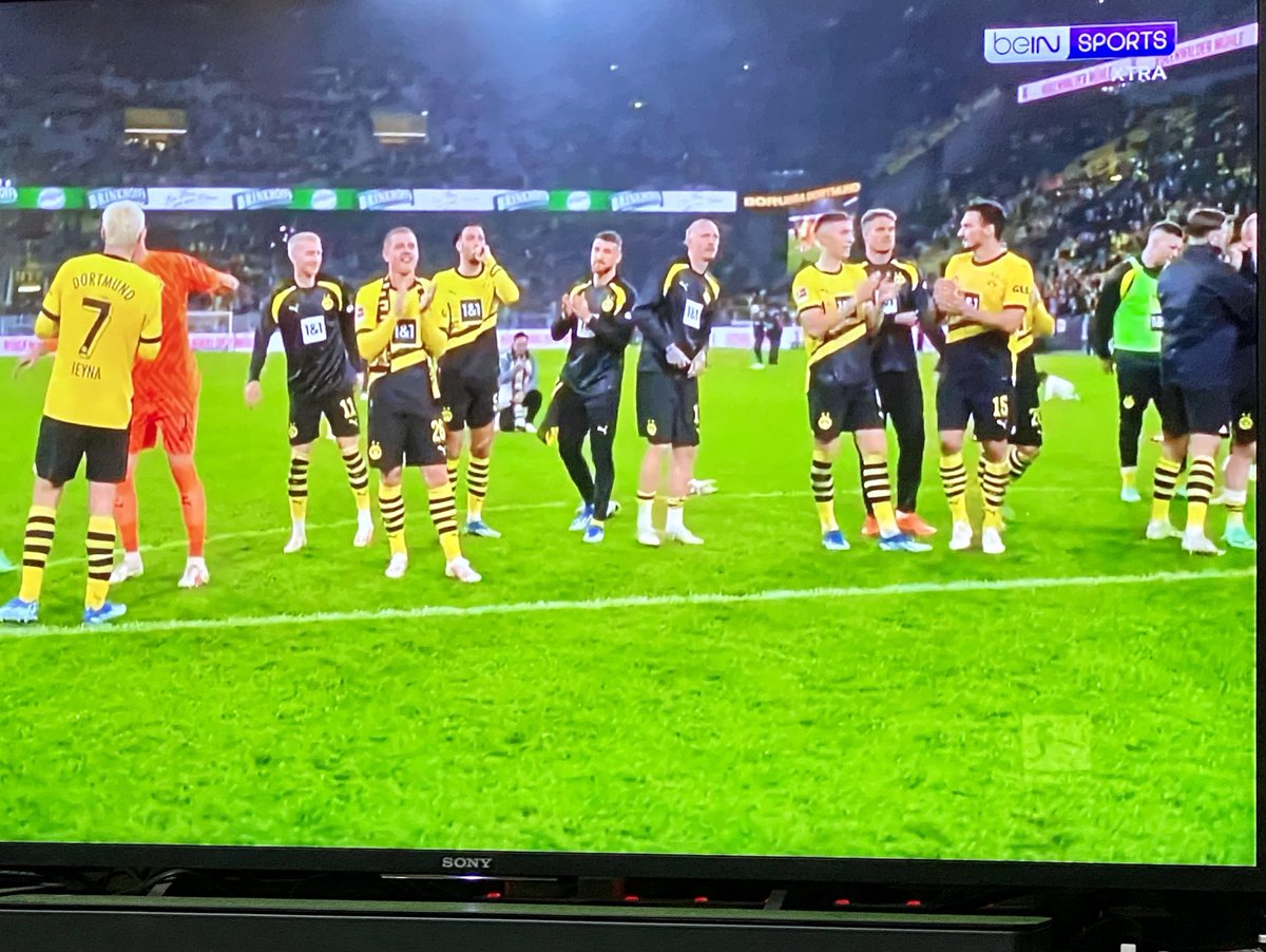 Was jammert und gestikuliert der Terzic jetzt da noch so animiert nach spielschluss herum? Soll sich mal freuen 1:0 gewonnen, Analyse kann er morgen im Training wieder machen.. #BVBSVW ⚽️ #BUNDESLIGA #Fussball #BVB