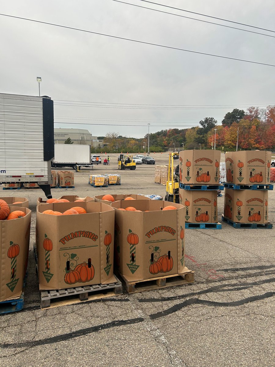 Yesterday over 600 families in need received fresh produce at @wrightstate thanks to The Foodbank, Inc. and deliveries made by CE driver, Brian!

We are glad to donate our time & equipment to a great distribution event and do our part to #EliminateHunger in our local communities.