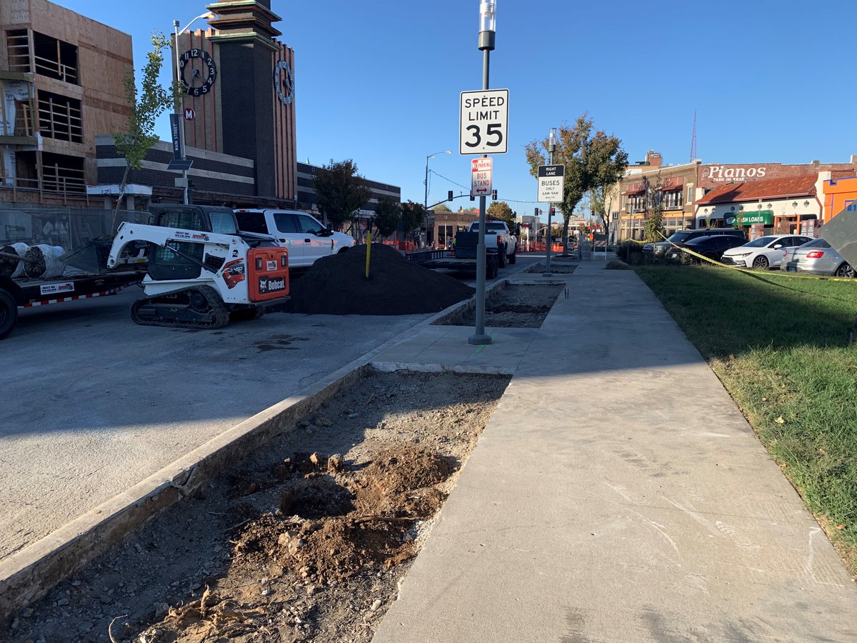 kevinklink's tweet image. More landscaping / beautification improvements to Main Street in Midtown.  New, large tree wells and trees next to Major Murray Davis Park at 40th Street. Paid for by Main Street CID, coordination with @kcstreetcar &amp;amp; City of KCMO

@MidtownKCNow 
@StreetSmartsDB