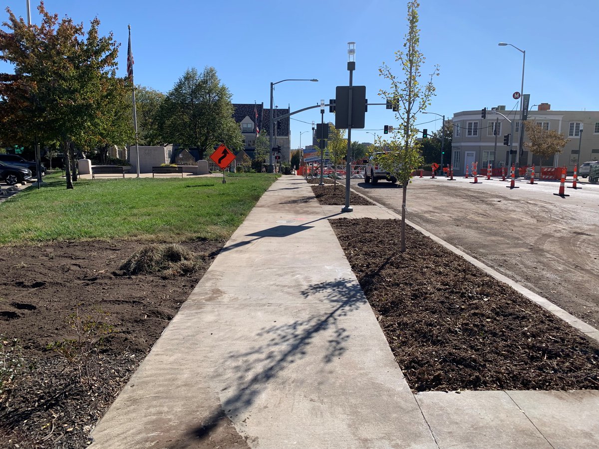 kevinklink's tweet image. More landscaping / beautification improvements to Main Street in Midtown.  New, large tree wells and trees next to Major Murray Davis Park at 40th Street. Paid for by Main Street CID, coordination with @kcstreetcar &amp;amp; City of KCMO

@MidtownKCNow 
@StreetSmartsDB