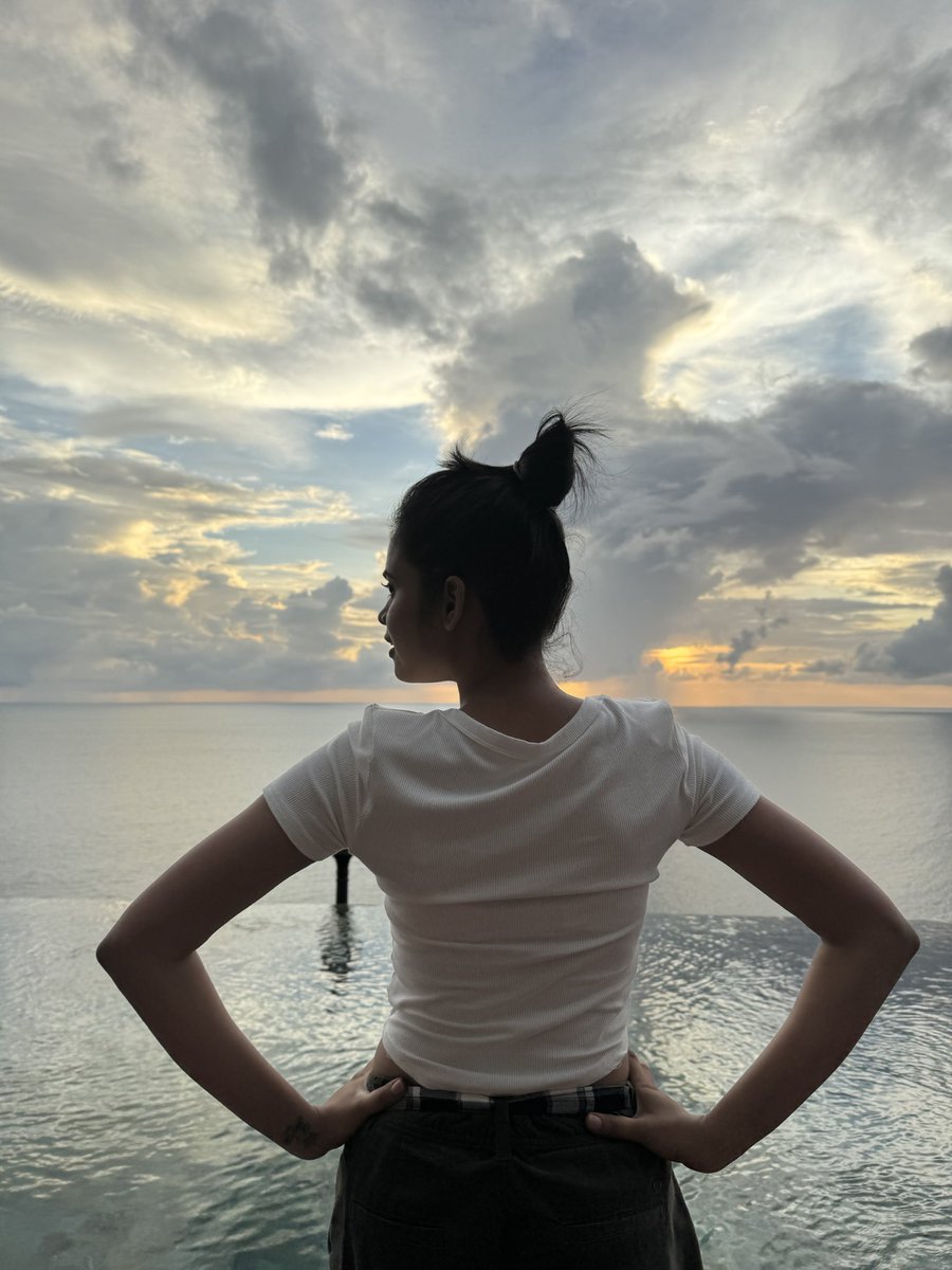 Poorvikaactress's tweet photo. Magical sunset 🌅 #poorvikarasasingam https://t.co/RhmkvplzdI