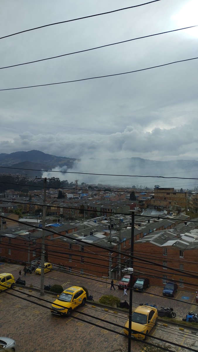 Karin__Design's tweet photo. @BomberosBogota
Se ve esto hacia el sector de Marruecos o molinos y hay ya bastante humo esparcido en el aire https://t.co/eToD8Xpovn