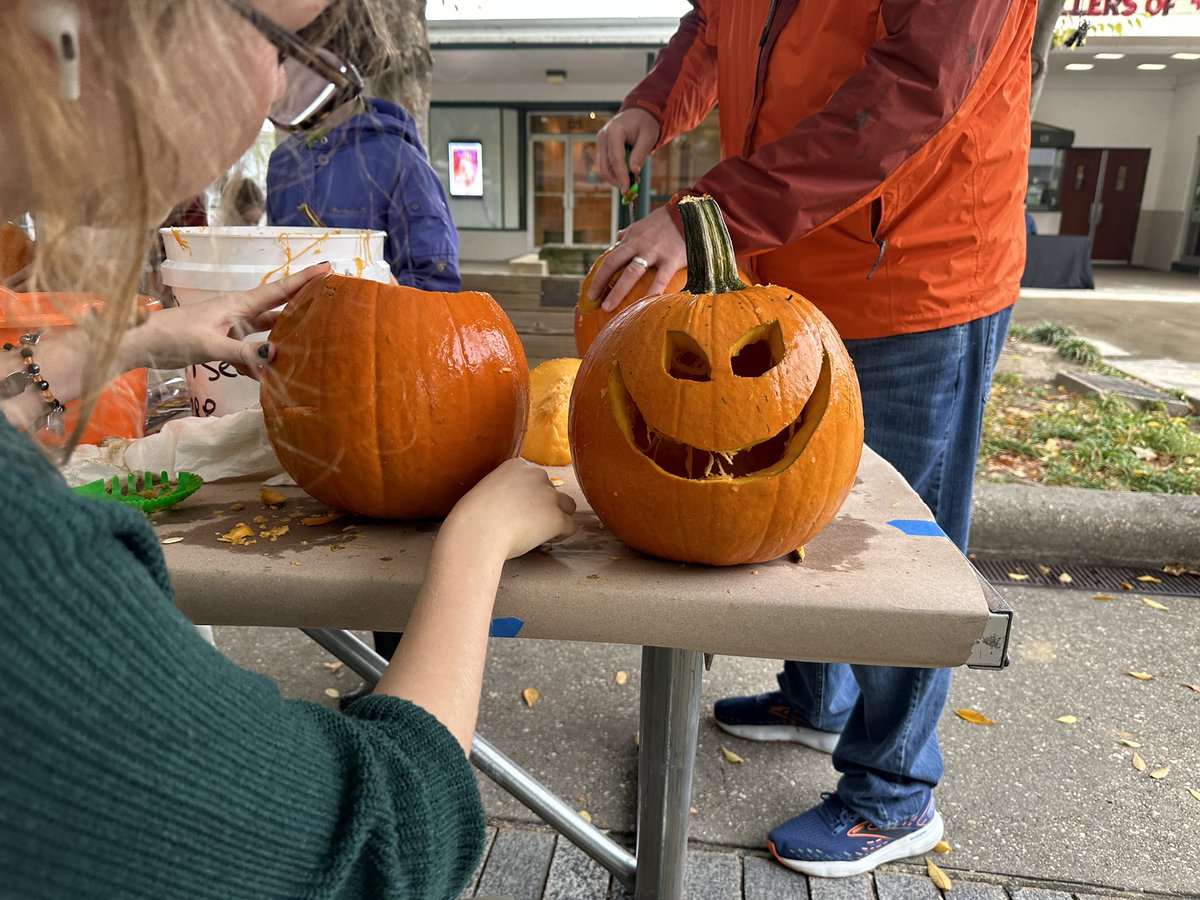 First stop on a very busy weekend: the Greenbelt Pumpkin Festival! 🎃 I got to cover the carving event for Greenbelt Online 📝 It was so much fun to meet the coordinator of this annual event, and see all the locals very excited to come out- even in the rain!