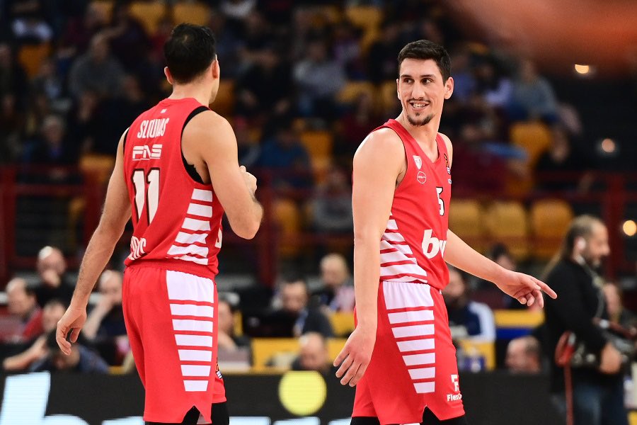 RedDuckling's tweet photo. Δεν είναι για όλους οι 3/3 βολές στο τέλος. #olympiacosbc https://t.co/AMbl66AWrr