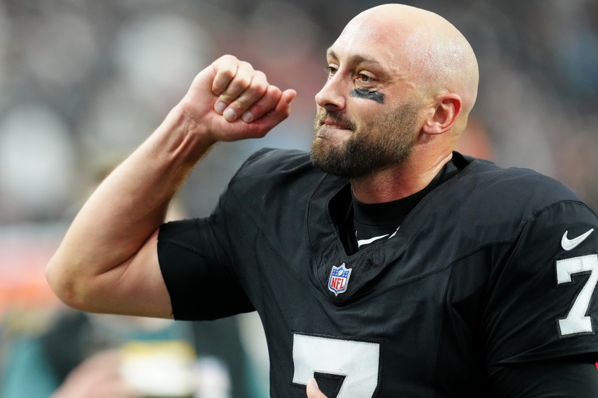 NFL_DovKleiman's tweet photo. 𝗨𝗽𝗱𝗮𝘁𝗲: The #Raiders are starting Brian Hoyer on Week 7 against the #Bears, not rookie Aidan O'Connell, per @DMRussini

So it's Hoyer vs Tyson Bagent. 

https://t.co/dyo9TySvsm https://t.co/hCEZaSKpRs