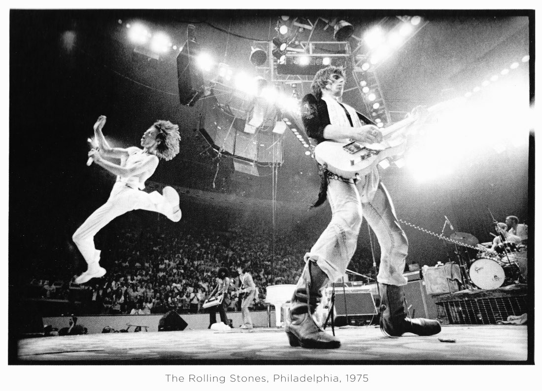 gabrig0nzalez's tweet photo. Aprovechando la publicación de “#HackneyDiamond”, 24º disco de estudio de @RollingStones , vamos a ver la vez que @annieleibovitz se fue de gira con ellos y los fotografió desde dentro🧵👇🏻👇🏻
#annieleibovitz #RollingStones #TheRollingStones #RollingStonesPhotos https://t.co/XxkDQ27BGn