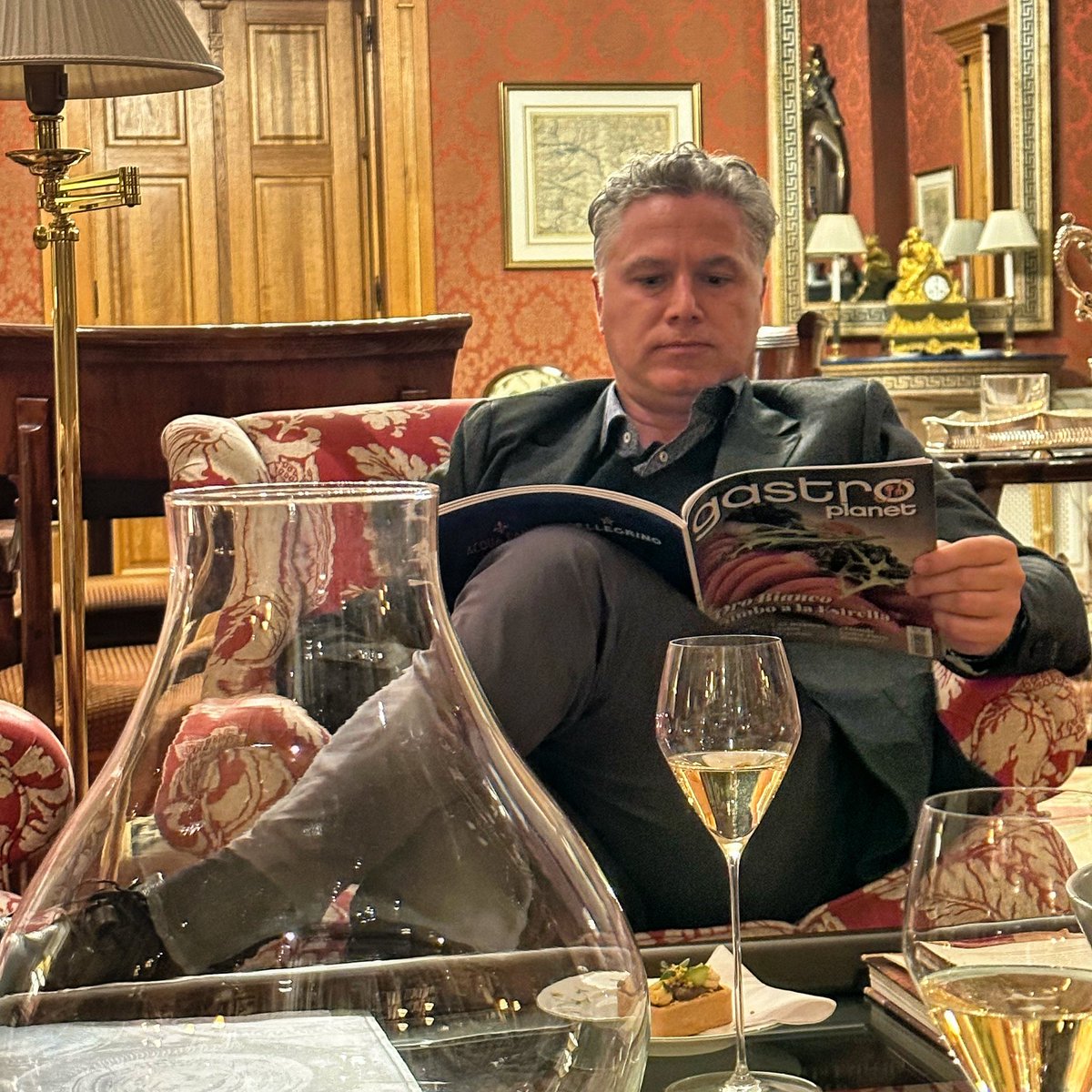 Róbert Kindl, el director de #oremustokaj de #temposvegasicilia leyendo nuestra última revista…

-

-

#vino #wine #bodega #bodega #oremus #tokaj #vegasicilia #gastroplanet