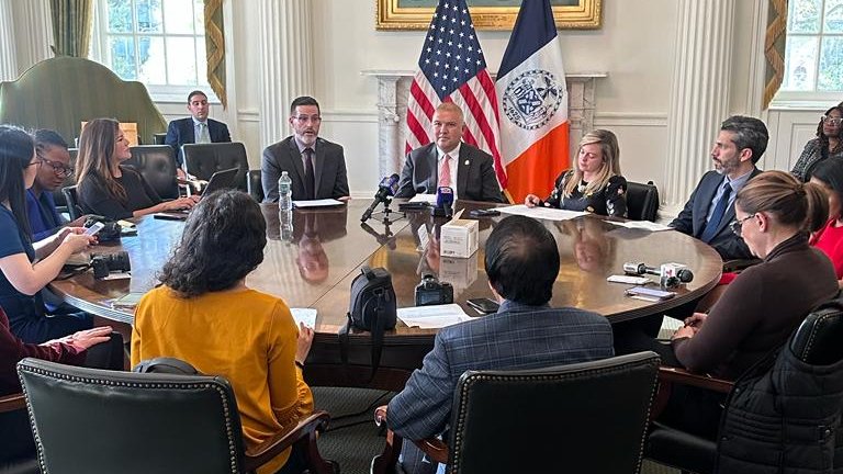 Yesterday MOIA hosted <a href="/NYCOfficeofTech/">NYC Office of Technology and Innovation</a> ,<a href="/LinkNYC/">LinkNYC</a> ,<a href="/NYCHealthSystem/">NYC Health + Hospitals</a>  &amp; <a href="/LaColmenaNYC/">La Colmena 🐝 aka The Beehive</a> for a media roundtable at City Hall. We discussed bridging the digital divide for immigrant New Yorkers &amp; our collaborative effort to ensure all NYers have access to high-speed internet.💻