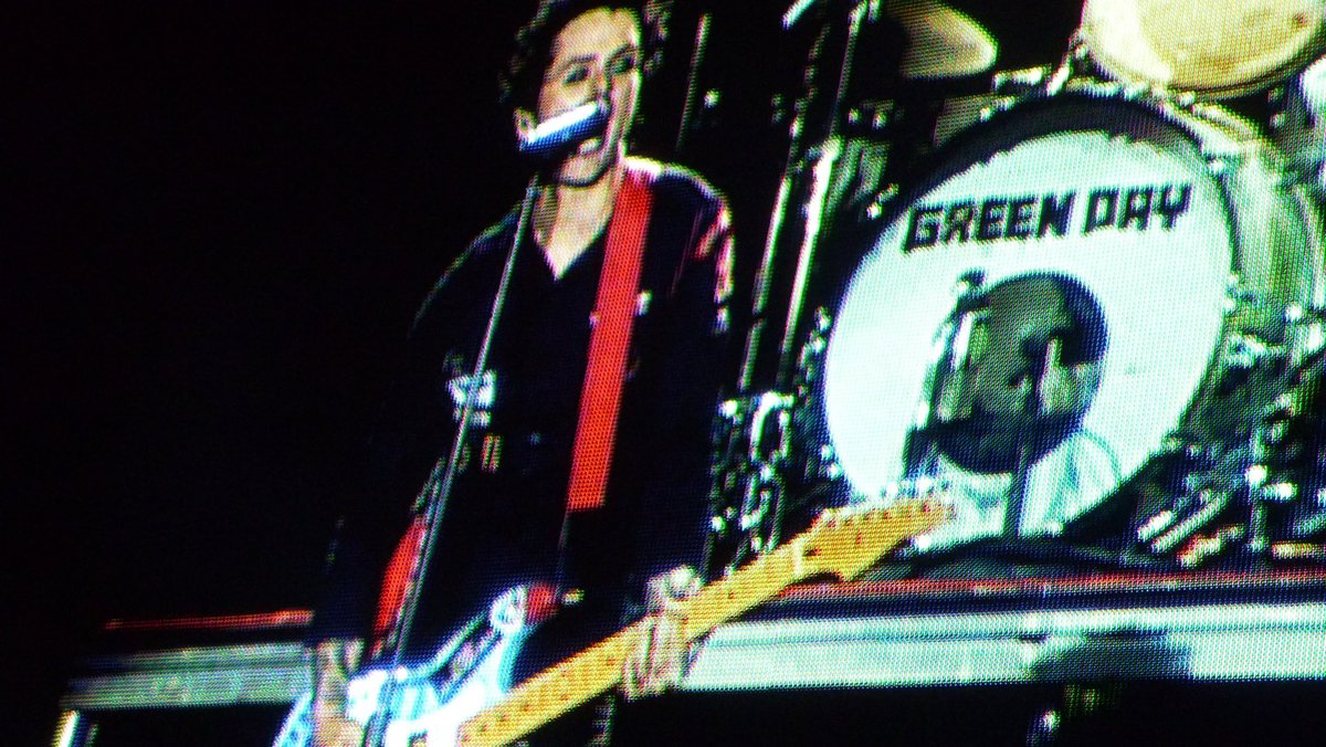 13 anos atrás no dia 20/10/2010 eu tinha 13 aninhos e o primeiro sonho realizado #GreenDay