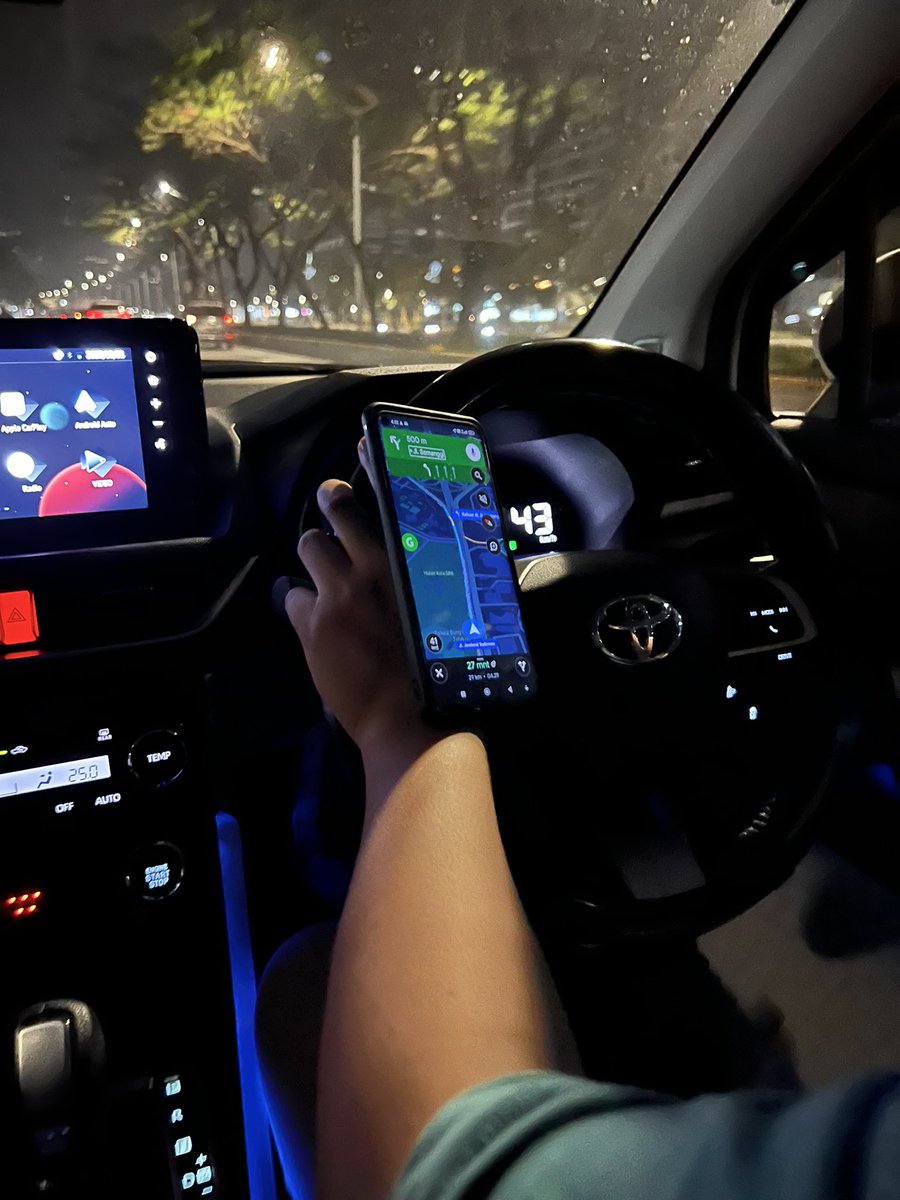 このアイデアは初めて見た。
スマホ裏のリングで手にスマホを固定するGrabの運転手。