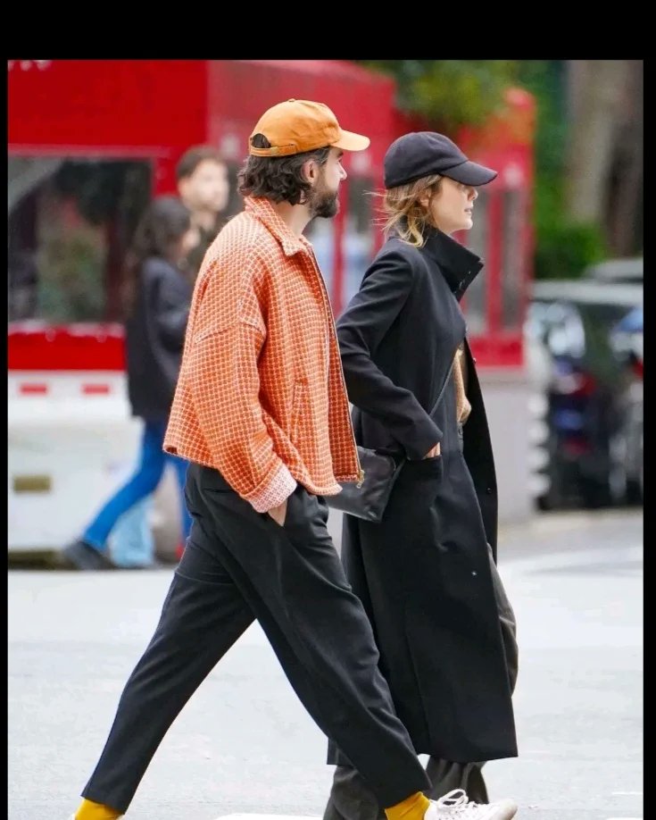 __DemonKing___'s tweet photo. #elizabetholsen and #robbiearnett  in NYC | October 19th | 

•credit: eobrmidias (ig) https://t.co/yCLCpgtFC9