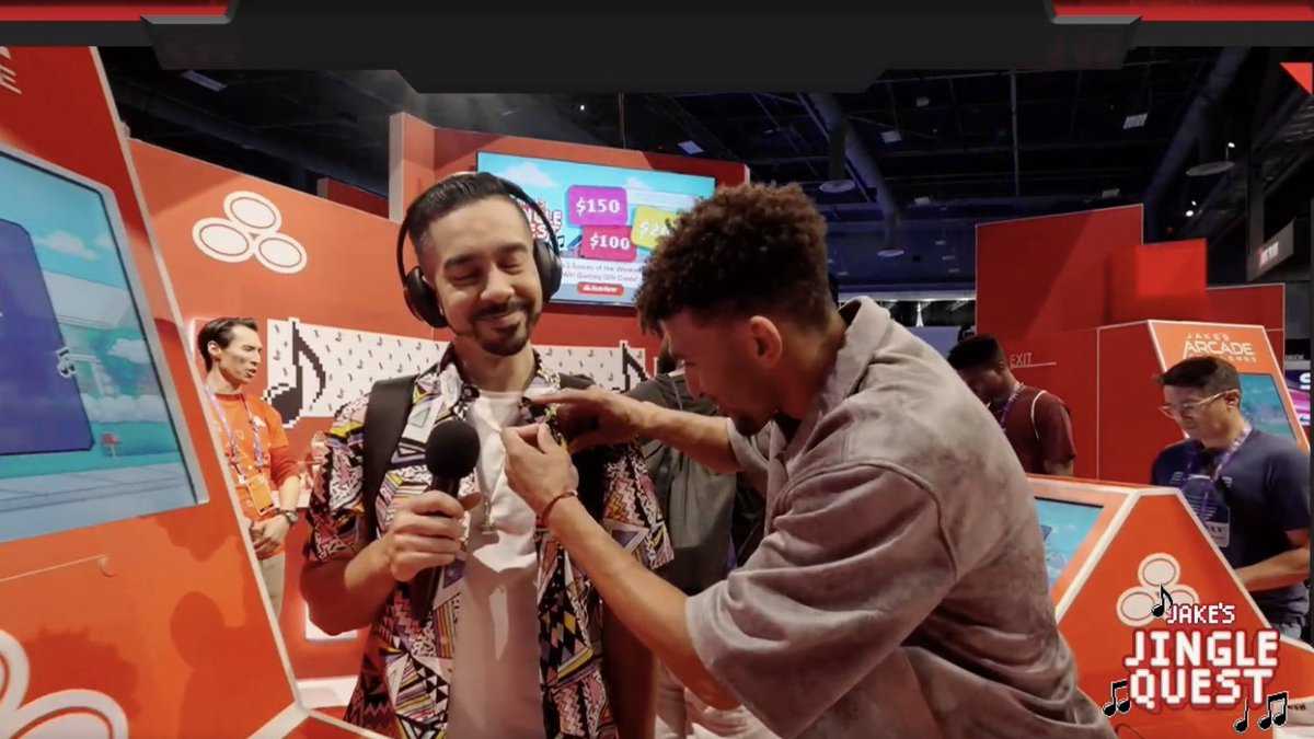 Good sport <a href="/KhleoThomas/">Khleo Thomas</a>, pins hubby <a href="/jason_latorre/">Jason Latorre</a> at <a href="/TwitchCon/">TwitchCon</a> !! #jakesjinglequest <a href="/StateFarm/">State Farm</a>