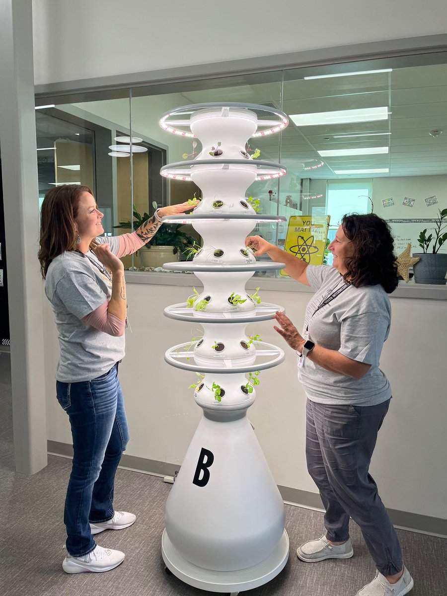 MSISMavs5_6's tweet photo. Maize Food Service received the 2023 Specialty Crop Block Grant from the U.S. Department of Agriculture and the Kansas Department of Agriculture! This grant gives students the opportunity to learn from hydroponics garden towers. We received 5 towers for our students. @maize266 https://t.co/tW4ZWUBhX1