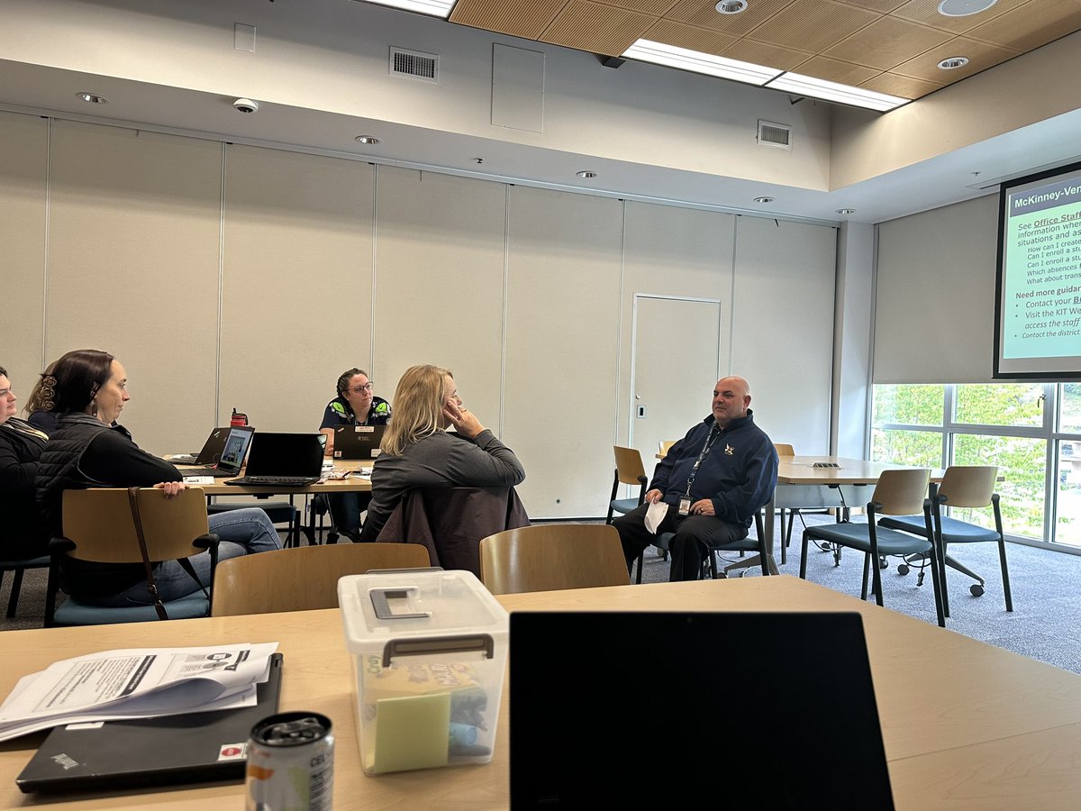 EPS_HR's tweet photo. @EverettSchools Superintendent @DrIanBSaltzman connecting with the secondary office managers! https://t.co/Y3R1llfjSO