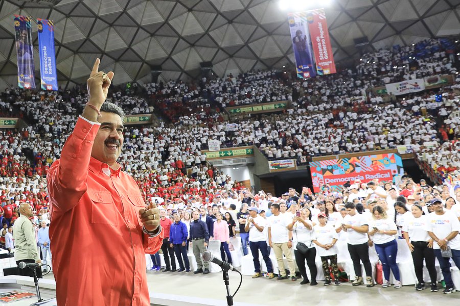 PresidencialVen's tweet photo. #EnVivo 📹 | A su llegada al Poliedro de Caracas, con un afectuoso "¡Que vivan las comunas!", el Presidente @NicolasMaduro saludó al Poder Comunal a propósito del 11° aniversario del Golpe de Timón. https://t.co/x9J889NUaF