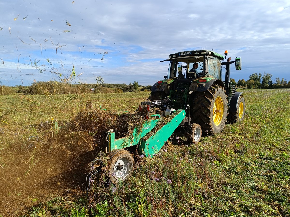 BrunDam57's tweet photo. @Arvalisofficiel @terresinovia @apad_contact @InstitutAgroMtp @CUMAFrance @Agri_Gouv @InfoActisol @Stecomat Mais également des solutions avec plus ou moins de bouleversement de sol... @KUHNFrance #Bednar #Agrosoil https://t.co/hCeYZIsTqp