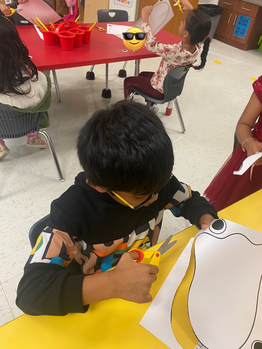 MrsWood__'s tweet photo. Creating our name ghosts on #FineMotorFriday to help practice our cutting skills ✂️ and name recognition 👻 https://t.co/iTC6CnGqJG