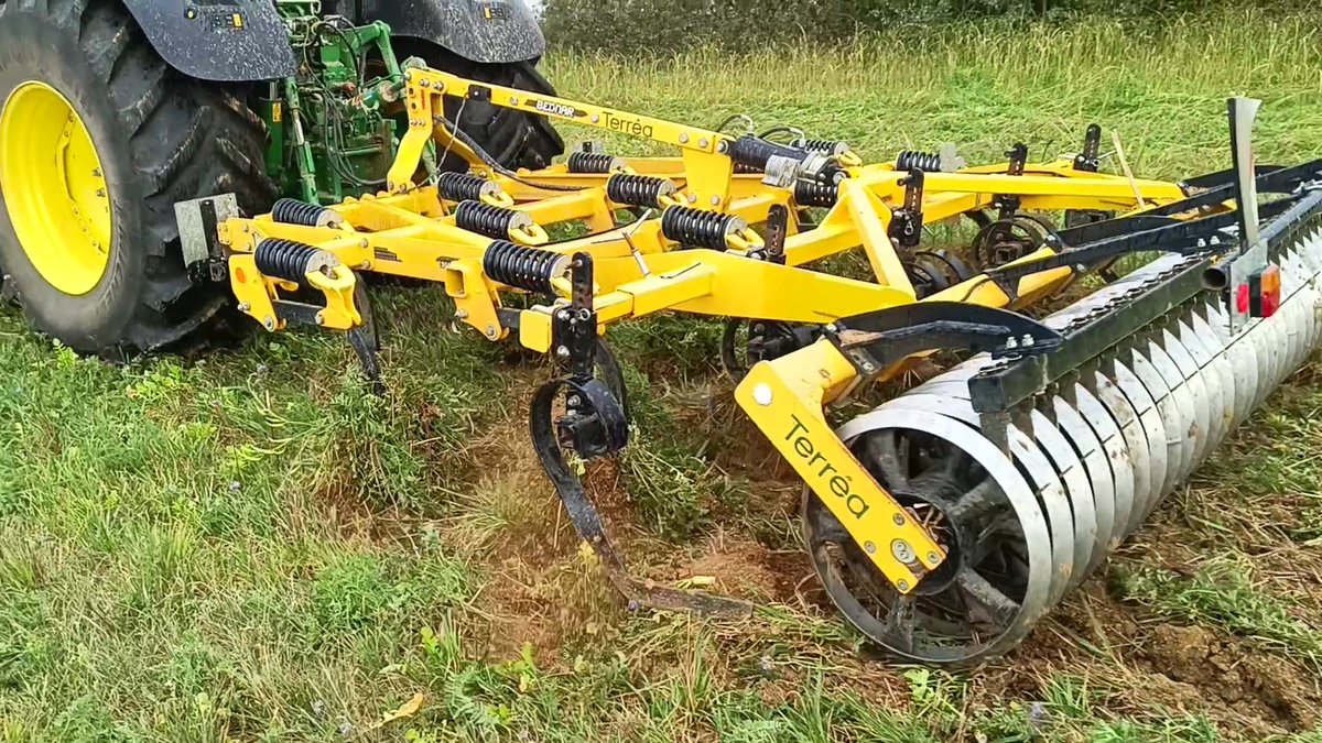 BrunDam57's tweet photo. @Arvalisofficiel @terresinovia @apad_contact @InstitutAgroMtp @CUMAFrance @Agri_Gouv @InfoActisol @Stecomat Mais également des solutions avec plus ou moins de bouleversement de sol... @KUHNFrance #Bednar #Agrosoil https://t.co/hCeYZIsTqp