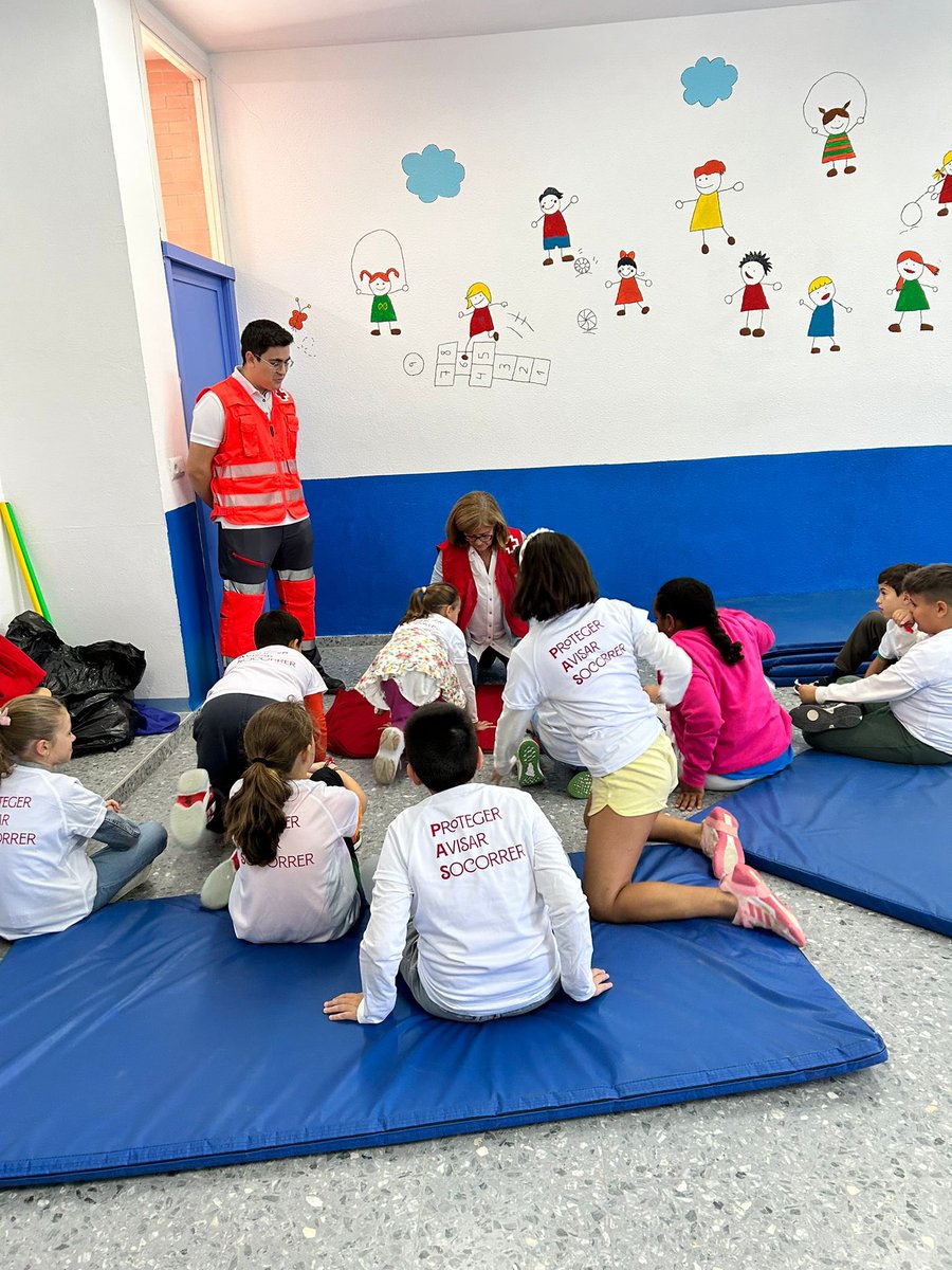 Actividad realizada por el <a href="/sevillafc/">Sevilla Fútbol Club</a> que tiene como objetivo concienciar sobre los primeros auxilios y la integración de personas con visibilidad reducida, proyecto europeo 1 st AID Visual Impaired, promovida por la entidad griega Youth Orama y con la financiación de la CE