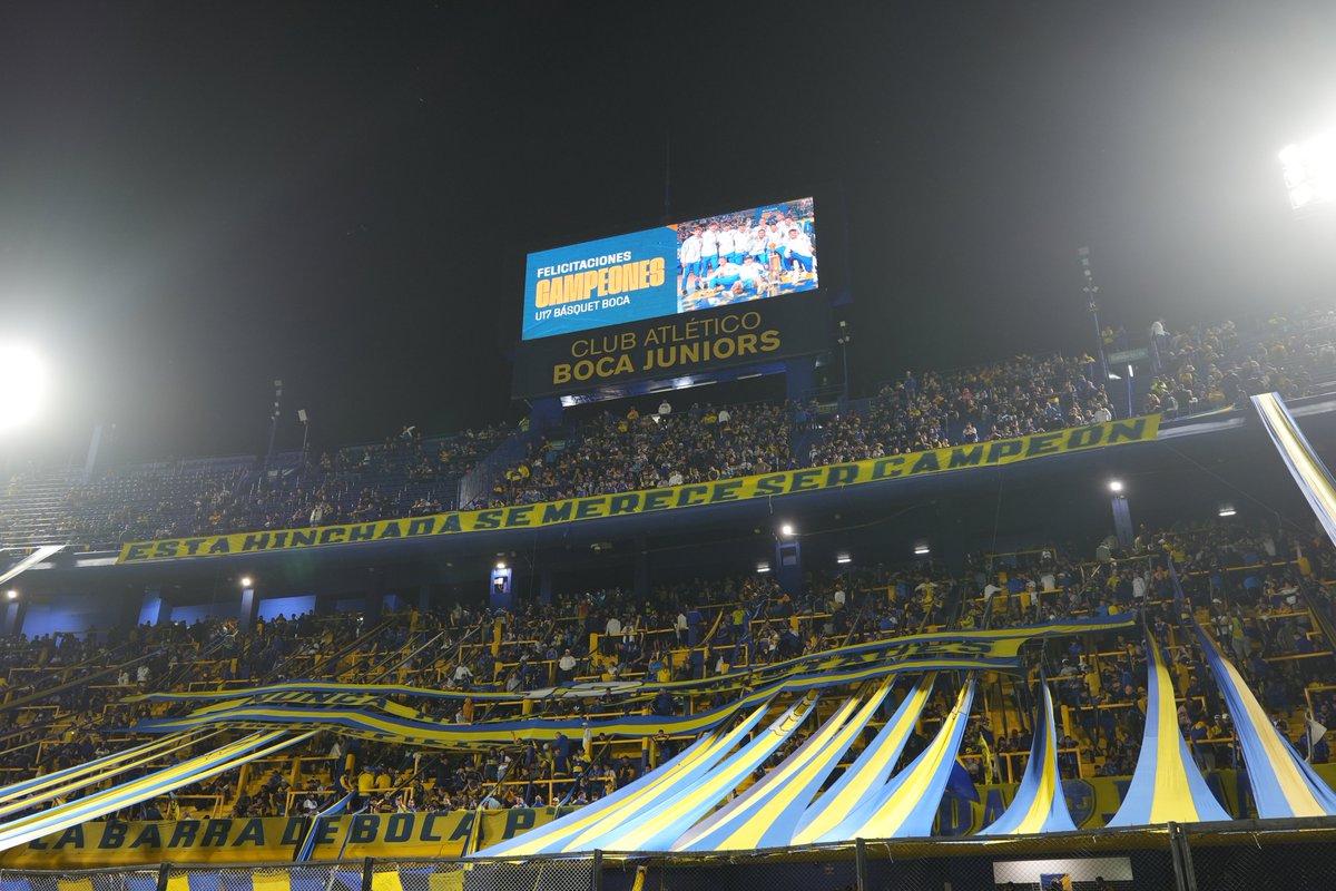BasquetBocaJrs's tweet photo. ¡Una noche inolvidable! 🏆🙌

La categoría U17, campeona en los Juegos Evita, dio la vuelta olímpica en la mítica Bombonera 🤩🏟️

¡Vamos los pibes! 👏

#DaleBoca 🔵🟡🔵 https://t.co/PHBA1GZLgb