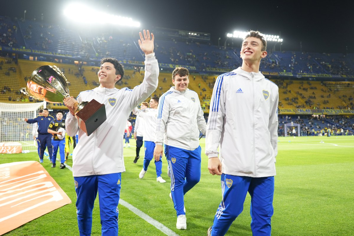 BasquetBocaJrs's tweet photo. ¡Una noche inolvidable! 🏆🙌

La categoría U17, campeona en los Juegos Evita, dio la vuelta olímpica en la mítica Bombonera 🤩🏟️

¡Vamos los pibes! 👏

#DaleBoca 🔵🟡🔵 https://t.co/PHBA1GZLgb