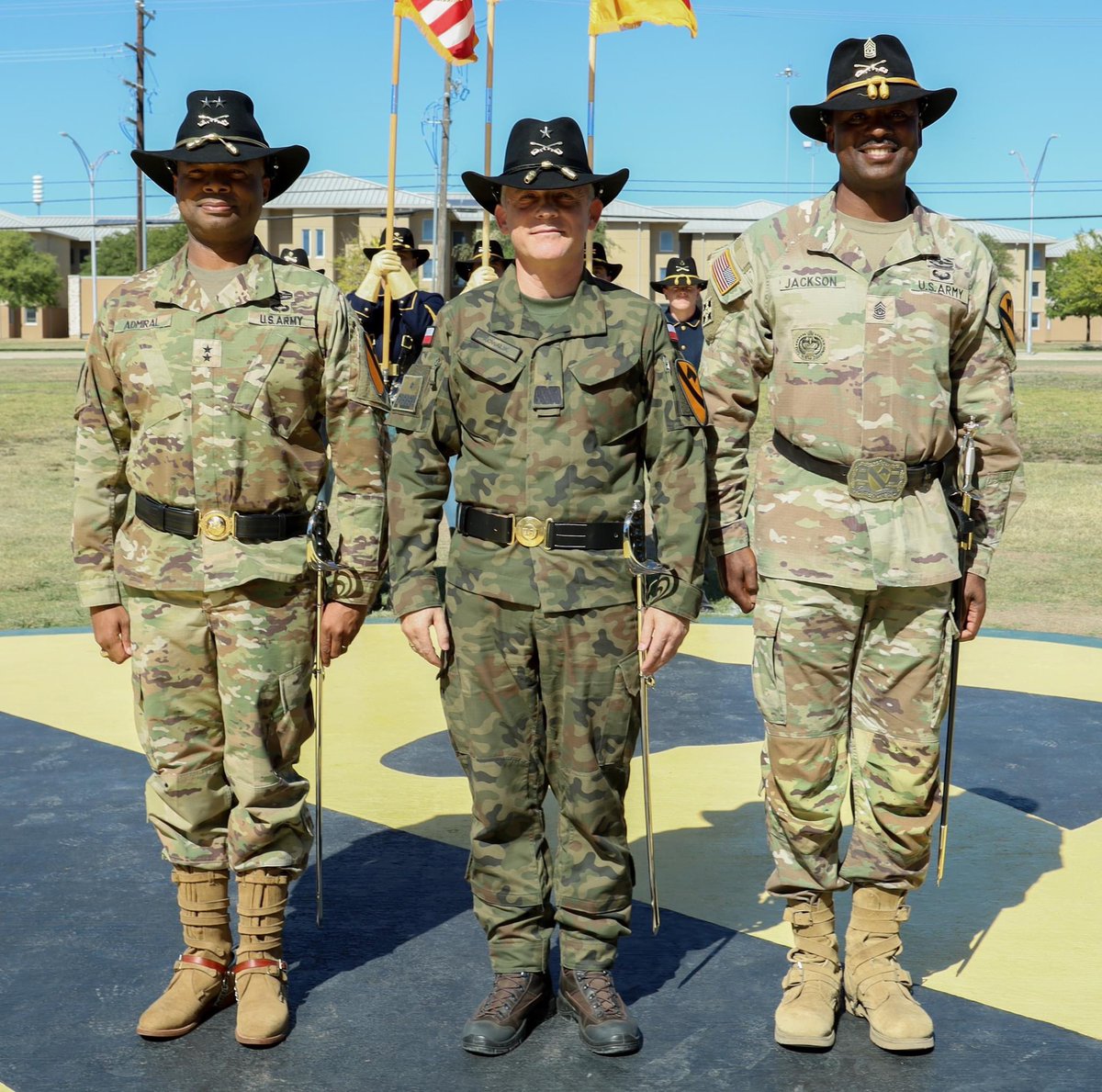 1stCavalryDiv's tweet photo. Please give a warm welcome to Brig. Gen. Rafal Kowalik of the Polish Army who will be serving as the deputy commanding general of operations for the #FirsTeam.
#WelcomeToTheFistTeam | #LiveTheLegend | #cavready | #beallyoucanbe | @iii_corps | @FORSCOM https://t.co/lC8fBxxOx2
