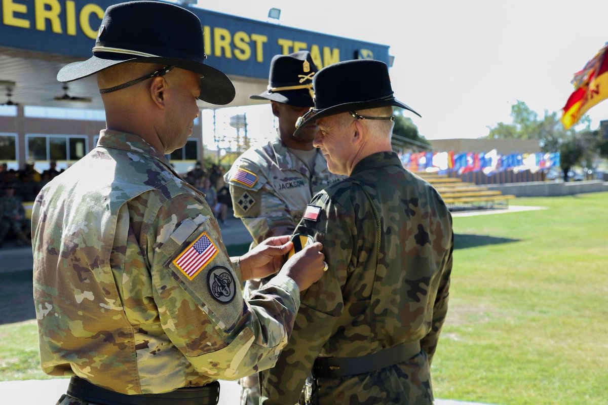 1stCavalryDiv's tweet photo. Please give a warm welcome to Brig. Gen. Rafal Kowalik of the Polish Army who will be serving as the deputy commanding general of operations for the #FirsTeam.
#WelcomeToTheFistTeam | #LiveTheLegend | #cavready | #beallyoucanbe | @iii_corps | @FORSCOM https://t.co/lC8fBxxOx2