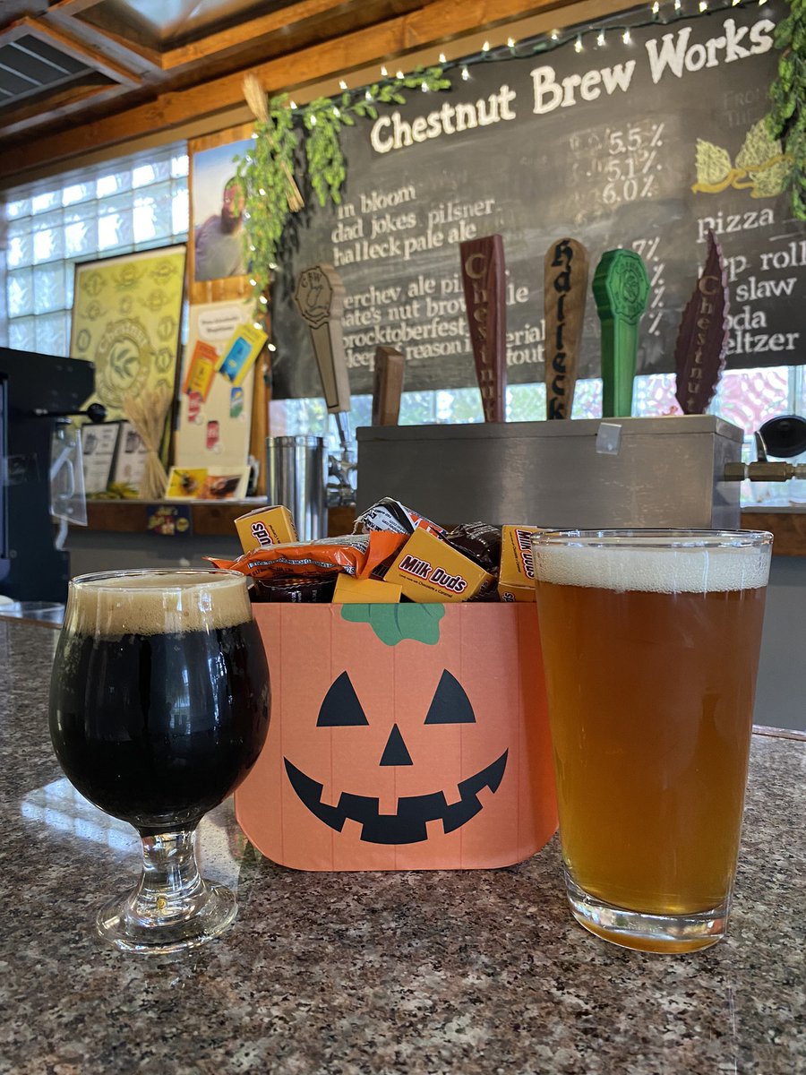 ChestnutBrews's tweet image. No need to be afraid of the dark!! 

New Imperial Stout available (left) brewed with cherrywood-smoked malt for a refined vinous character 😋 

Brocktoberfest (right) also still available for a limited time. #GratefulinGreenmont #friendlyneighborhoodbrewery #wvcraftbeer #wvbeer