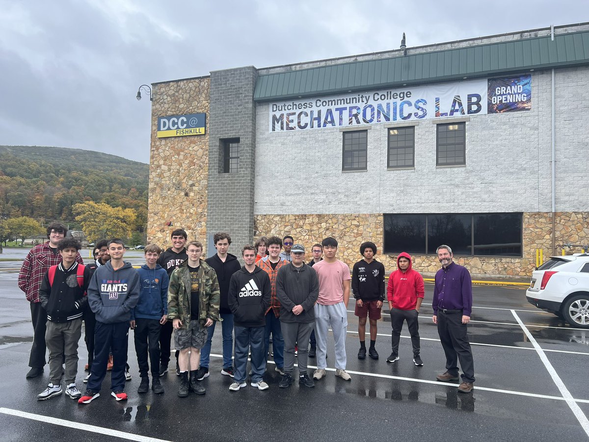 MHSEngineering1's tweet photo. Thank you Professor Barbuto and DCC Electrical Technician Program for the tour of their new facility in Fishkill. Our students had the opportunity to experience all of what DCC has to offer! @HVmanufacturing @marlborosd @GoMHSDukes https://t.co/yMJkdqekAI