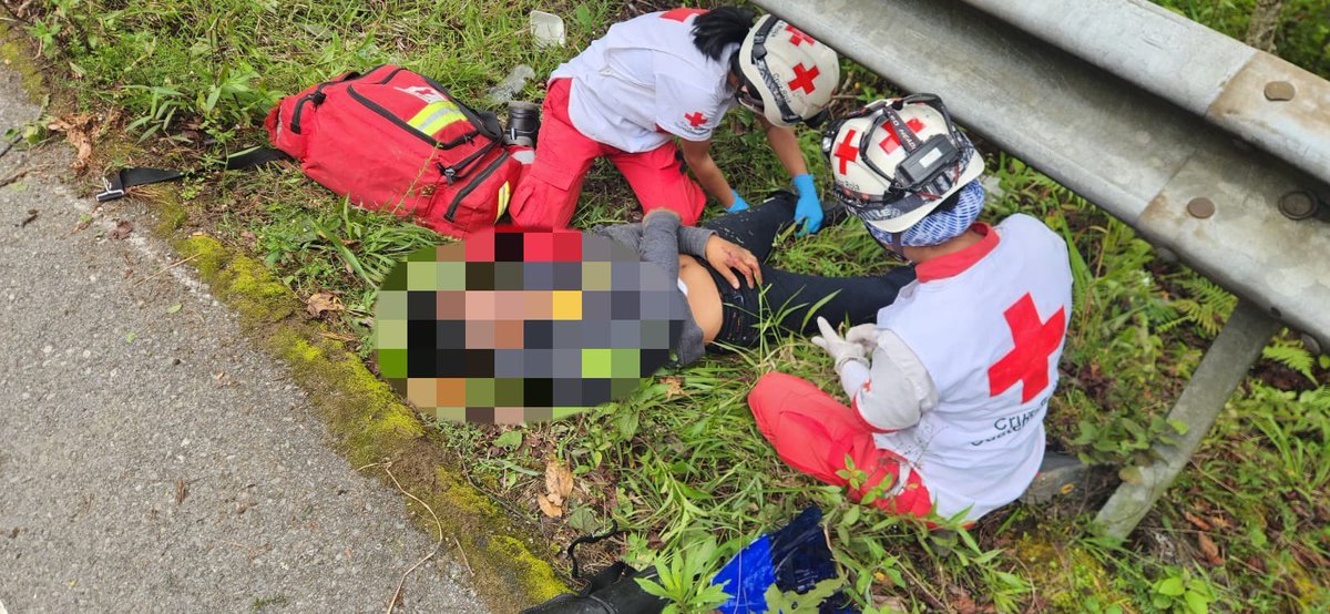 🚨 Motociclista derrapa en el km157 ruta CA-14, jurisdicción de Aldea Unión Barrios de Salamá, Baja Verapaz.

#CruzRojaGT lo estabiliza y traslada al Hospital Regional de Cobán, Alta Verapaz, con múltiples traumas.

#NoPodemosPararAfueraNosNecesitan