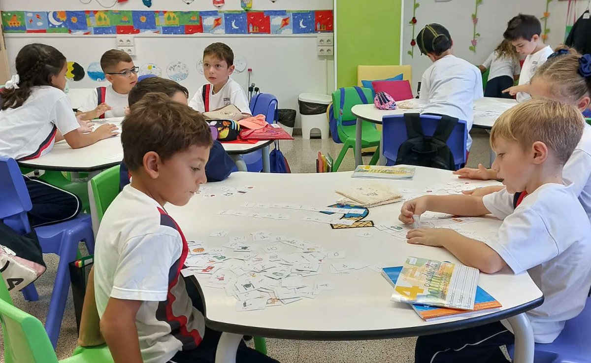Los alumnos de 1° #EducaciónPrimaria se lo pasan en grande jugando a formar frases. ¡Qué divertido es aprender!
.
.
#150Años #OptimismoUrgente #ColeInnovadores #MomentosQueSonRegalos