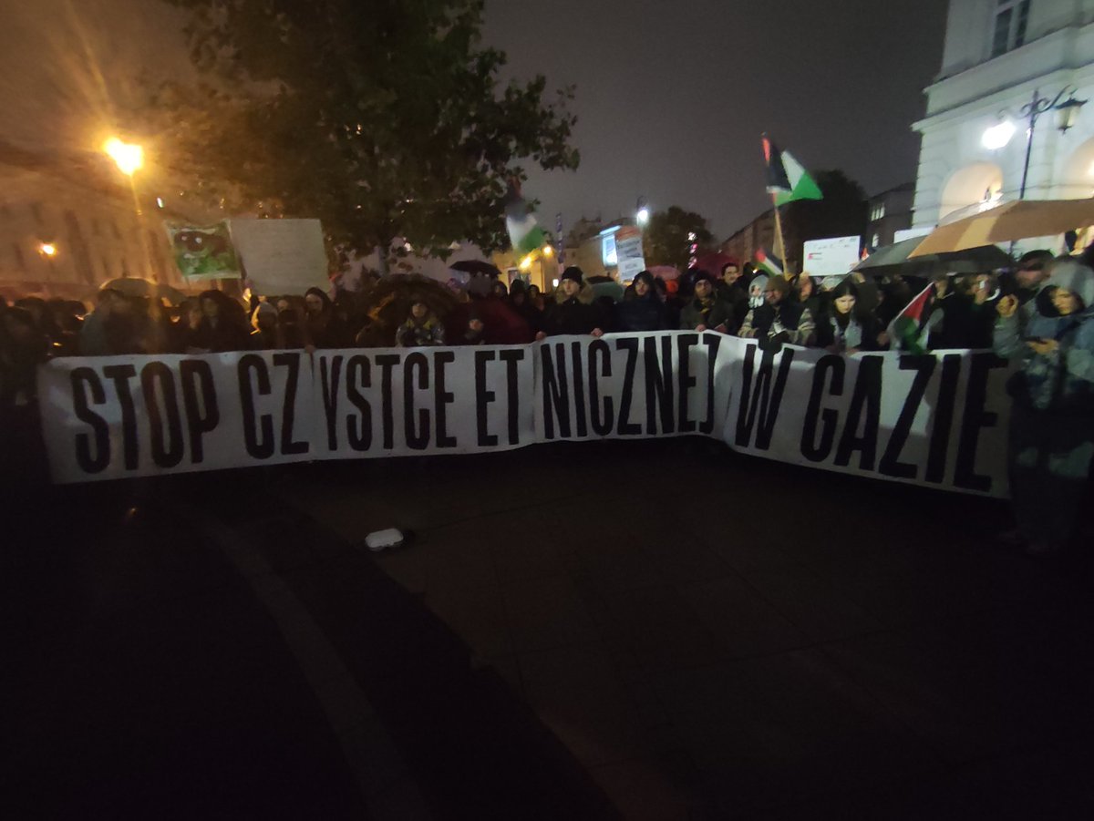 WarszawaAnarch's tweet photo. Po raz kolejny, wraz z palestyńską diasporą, spotkałyśmy się pod pomnikiem Kopernika, by wyrazić wsparcie dla Palestyńczyków ginących w Strefie Gazy z powodu działań Izraela. 

Palestyńscy mówili o cierpieniu swoich bliskich i własnym, domagali się zakończenia apartheidu 1/ https://t.co/HelM8tYDv7