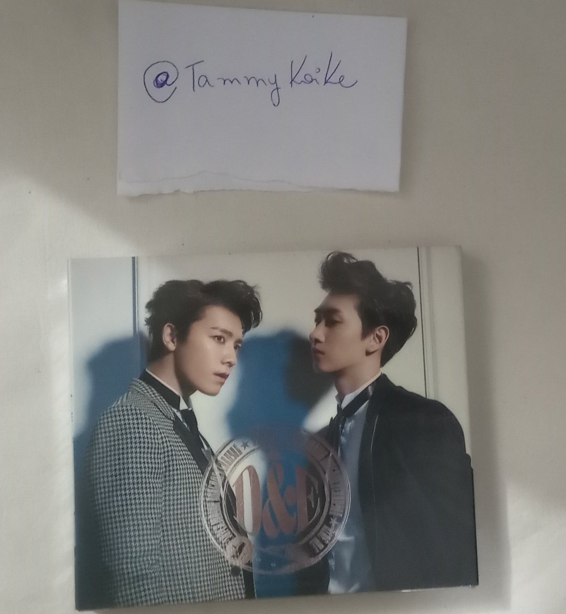 Tammykoike's tweet image. Preciso urgente de dinheiro gente. Então não reservo. 
Cards exceto os season/Elf que são 40,00 todos os outros 35,00 (levando 5 dou desconto) 
Álbuns D&amp;amp;E e Swing com card do Donghae 100,00cd 
Álbum Suju M beyond mini 90,00 
Ou tudo 420,00 frete incluso 
Parcelo no cartão.