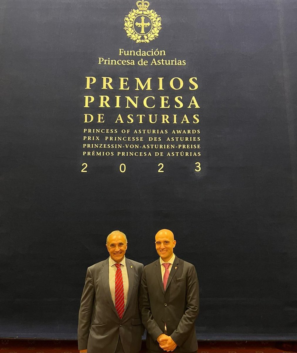 davguerra's tweet photo. Un honor representar al @RealSporting en los @fpa, una de las muchas expresiones del potencial de Asturias hacia el mundo #PremiosPrincesadeAsturias 2023 https://t.co/xH0eixY2Cl