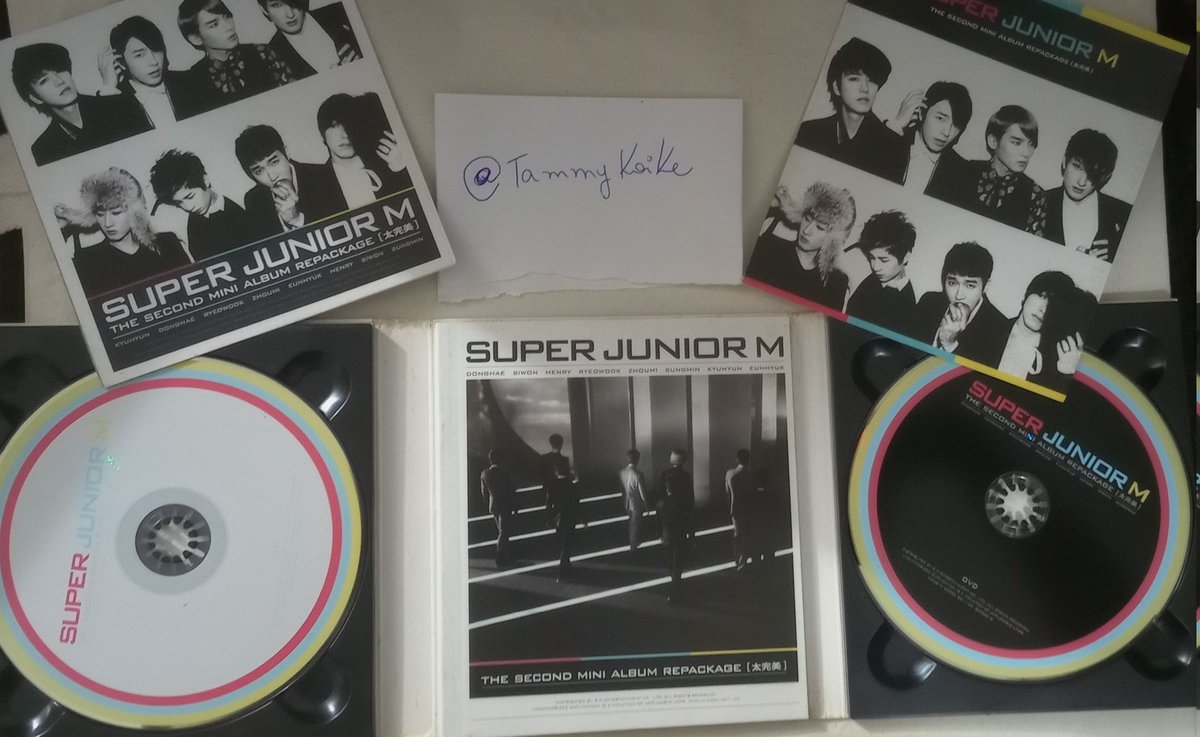 Tammykoike's tweet image. Preciso urgente de dinheiro gente. Então não reservo. 
Cards exceto os season/Elf que são 40,00 todos os outros 35,00 (levando 5 dou desconto) 
Álbuns D&amp;amp;E e Swing com card do Donghae 100,00cd 
Álbum Suju M beyond mini 90,00 
Ou tudo 420,00 frete incluso 
Parcelo no cartão.