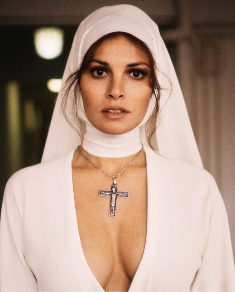 JuanmadelaPoza's tweet photo. #RaquelWelch, apodada el Cuerpo y uno de los grandes símbolos sexuales de #Hollywood, fotografiada por #TerryONeill en el set de #BarbaAzul (#Bluebeard, 1972), de #EdwardDmytryk. Adaptación discreta del relato de #CharlesPerrault sobre el barón Kurt von Sepper (#RichardBurton). https://t.co/egLEzr6gKI