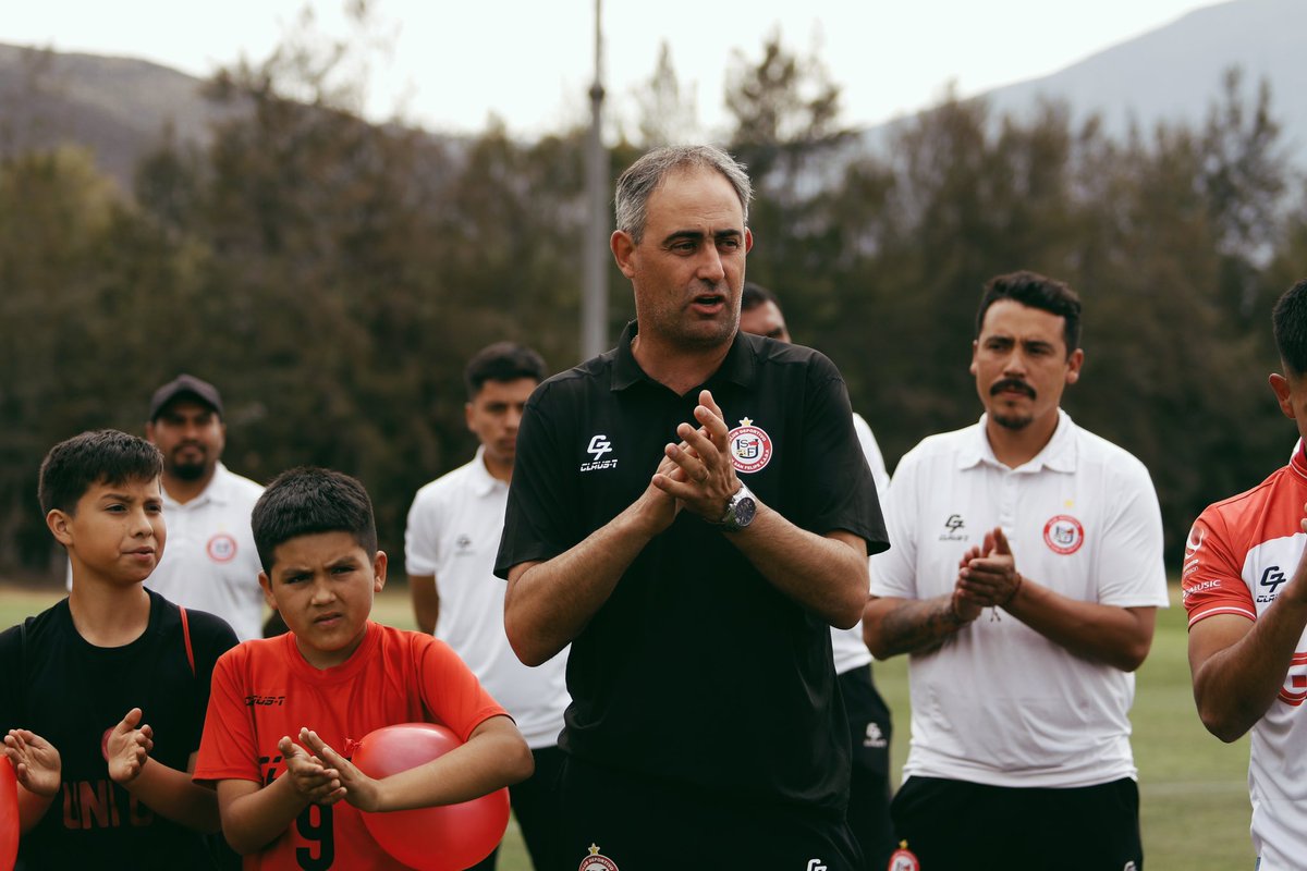 USanFelipeSADP's tweet photo. Amigos, compañeros, familia, entrenadores y todo el Club acompañando en este día 🥹

Una muestra de cariño y un ejemplo para el futuro de todos los jóvenes albirrojos 🙌🏻 

#UNÍDOS🤜🏻🤛🏻 https://t.co/VGPSSQZtdb