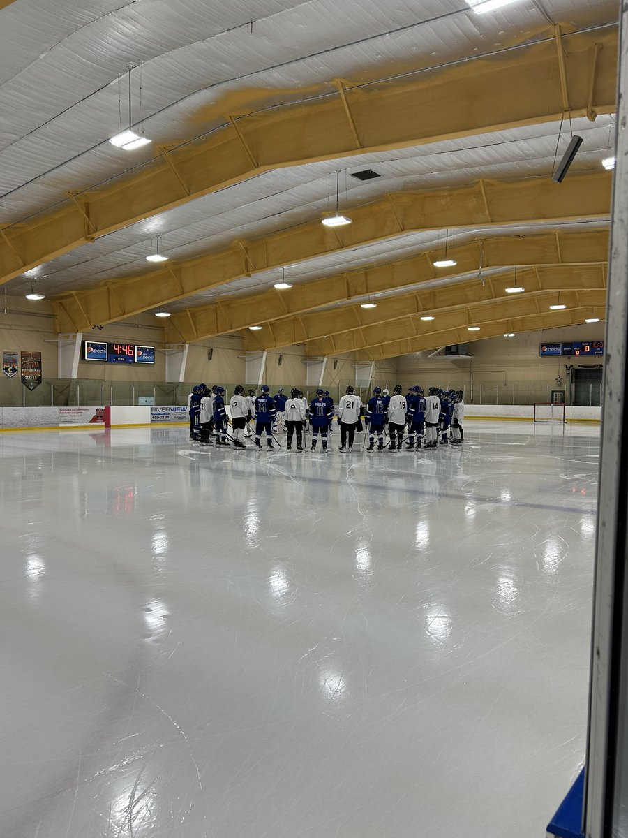 We paused for a moment of silence with our opponents in honour of young Lincoln Walsh. #sticksforlinc #hockeyfamily