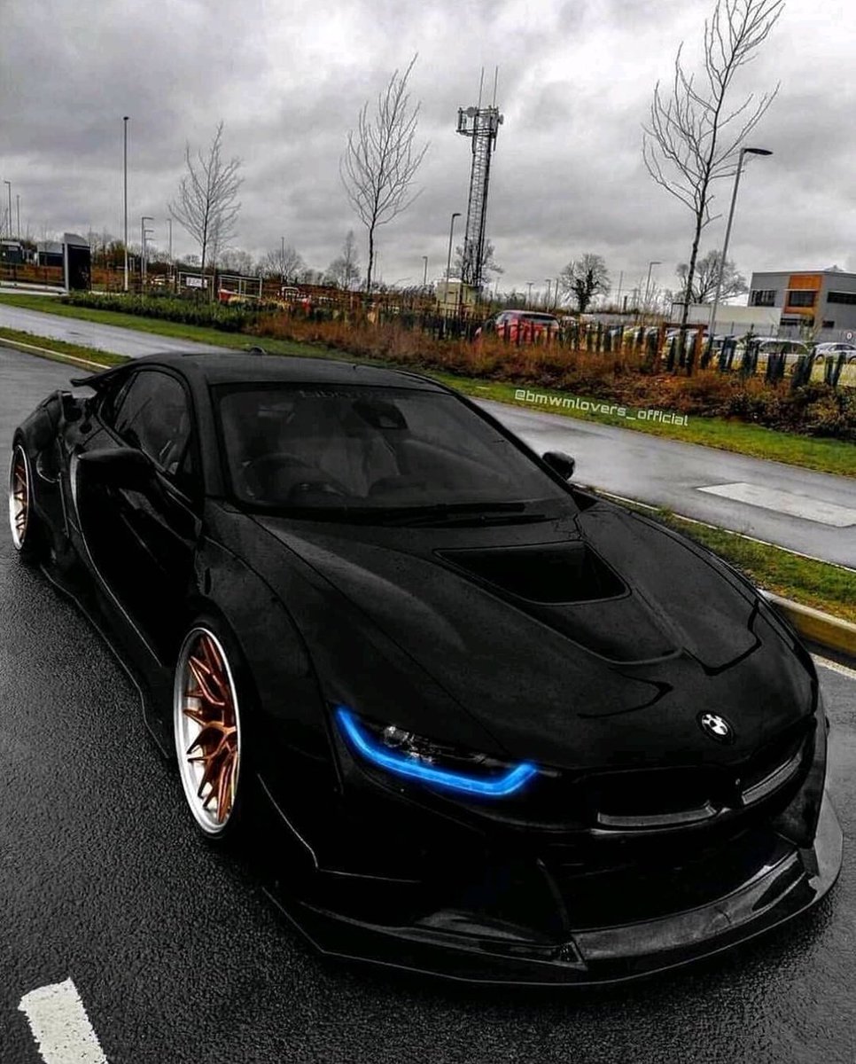 WorldWideCarsTM's tweet photo. BMW i8 ⚫️🔥 https://t.co/IXkzeRjYsx
