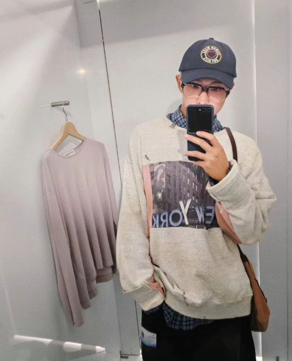 bemyfall912's tweet photo. 무사히 도착해서
개인시간?
트라팔가광장의 짹짹이는
여전하구😅😆
#/rkive
#GetWellSoonRM💜 https://t.co/aqZJVMnmz6